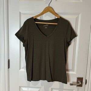Universal threads olive green v neck short sleeve. Worn once.